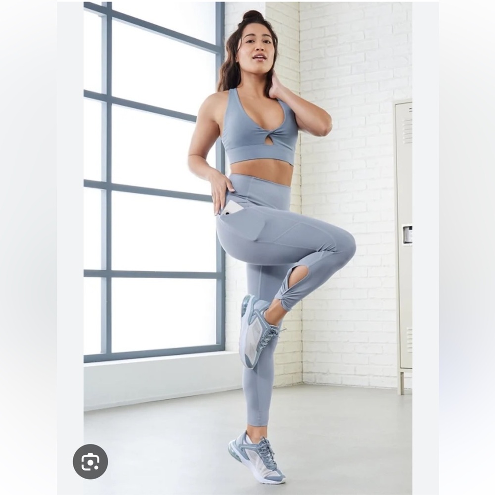 Fabletics Oasis Twist Legging & Sports Bra Set